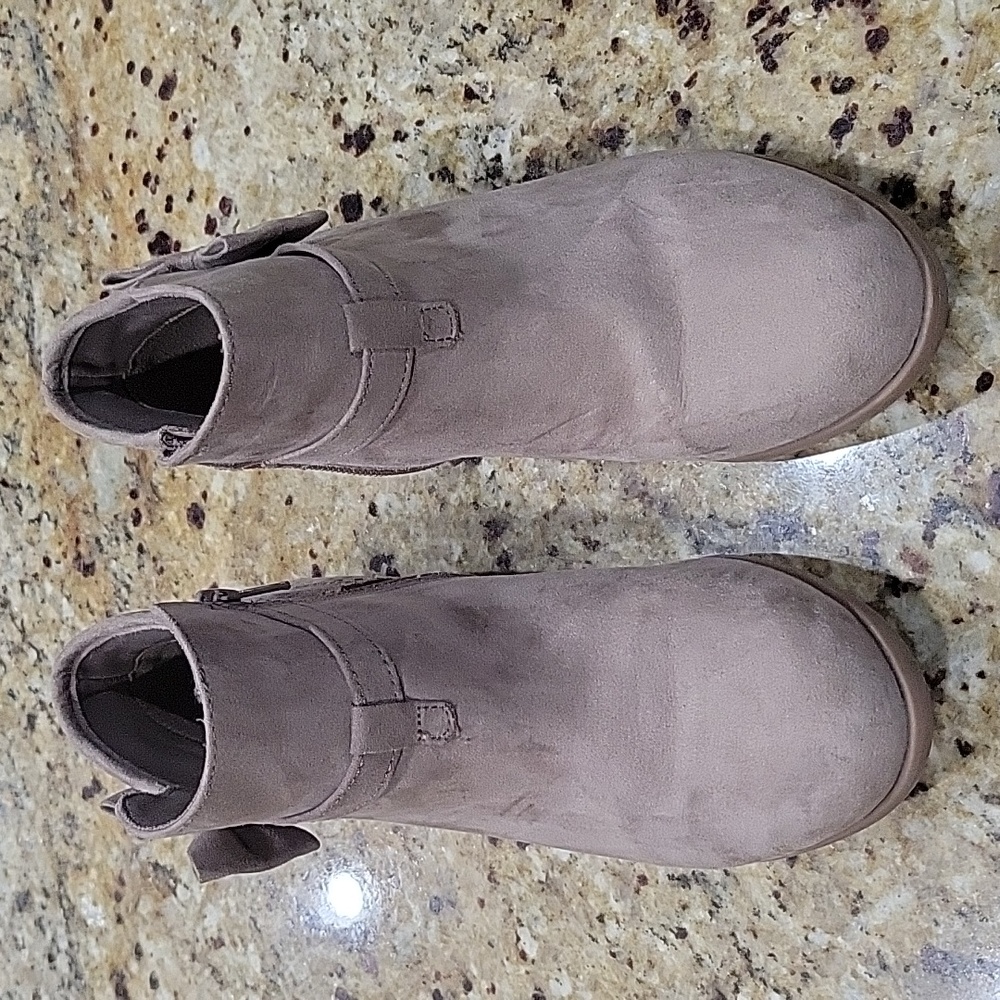 Girls suede bootie with bow on side